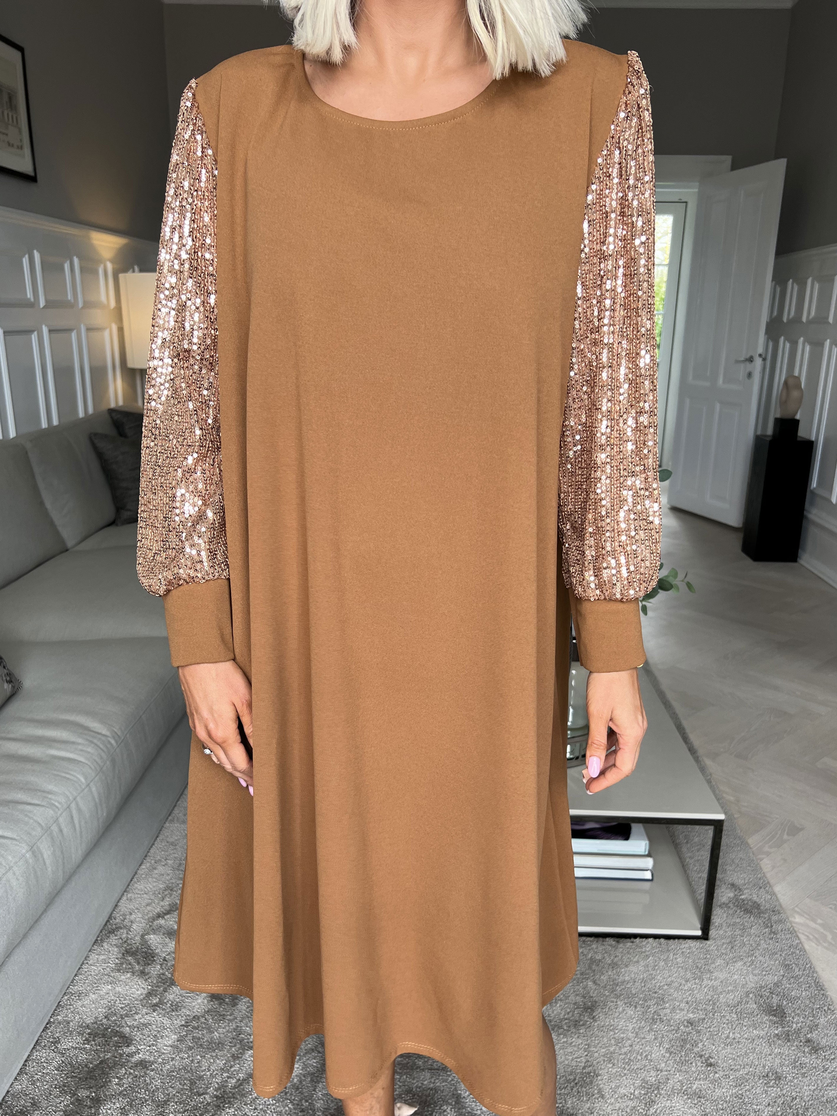 Djamila - Fin klänning med paljettärmar